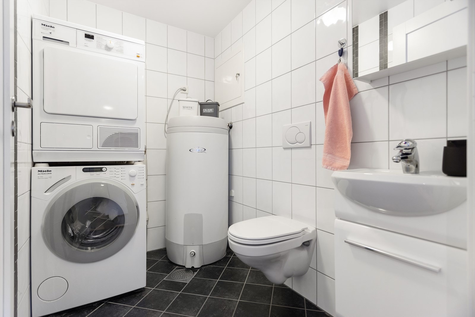 I tillegg er det et vaskerom/wc som er helfliset og med elektriske varmekabler. Galleribilde
