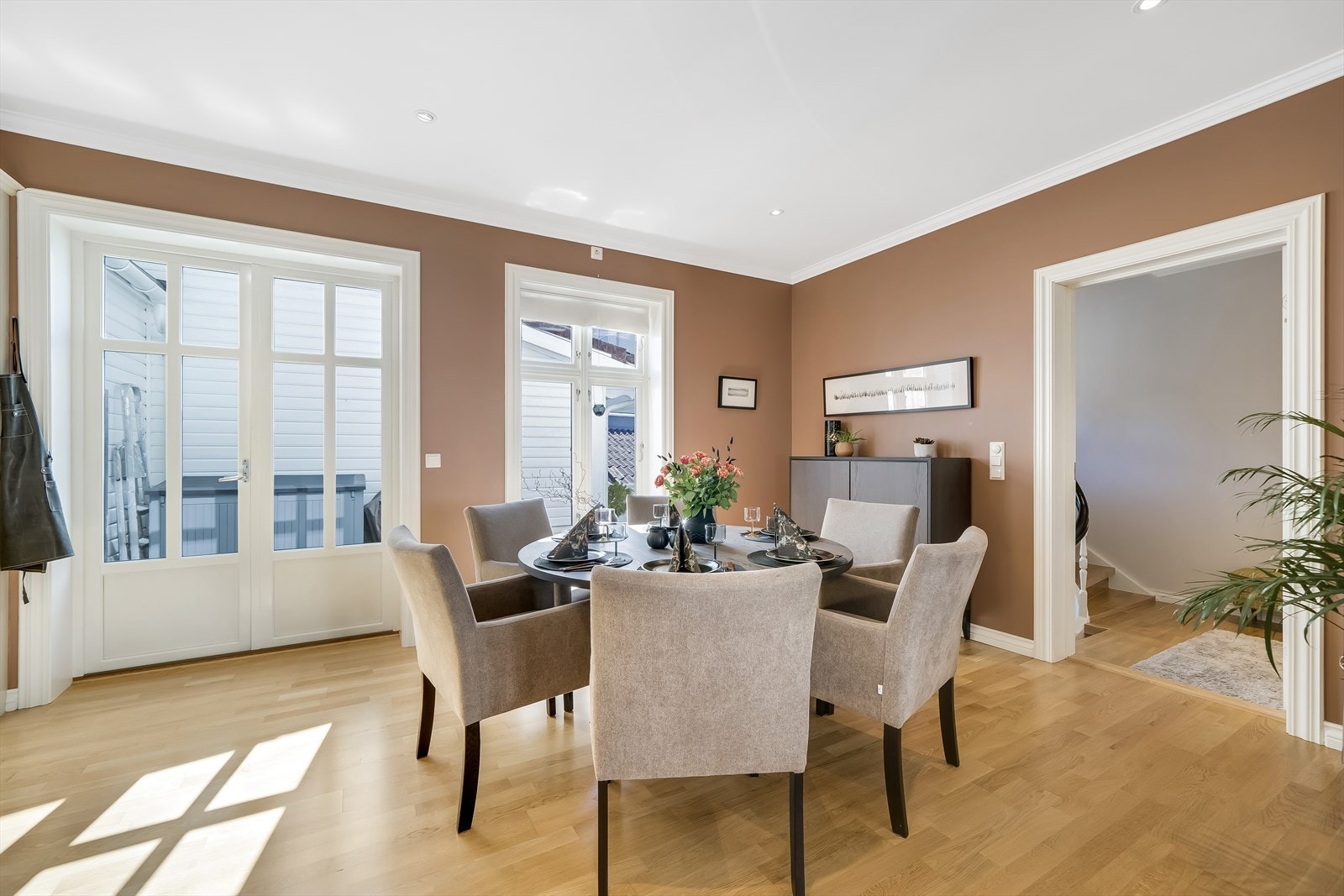 På kjøkkenet er det god plass til spisebord/langbord. Galleribilde