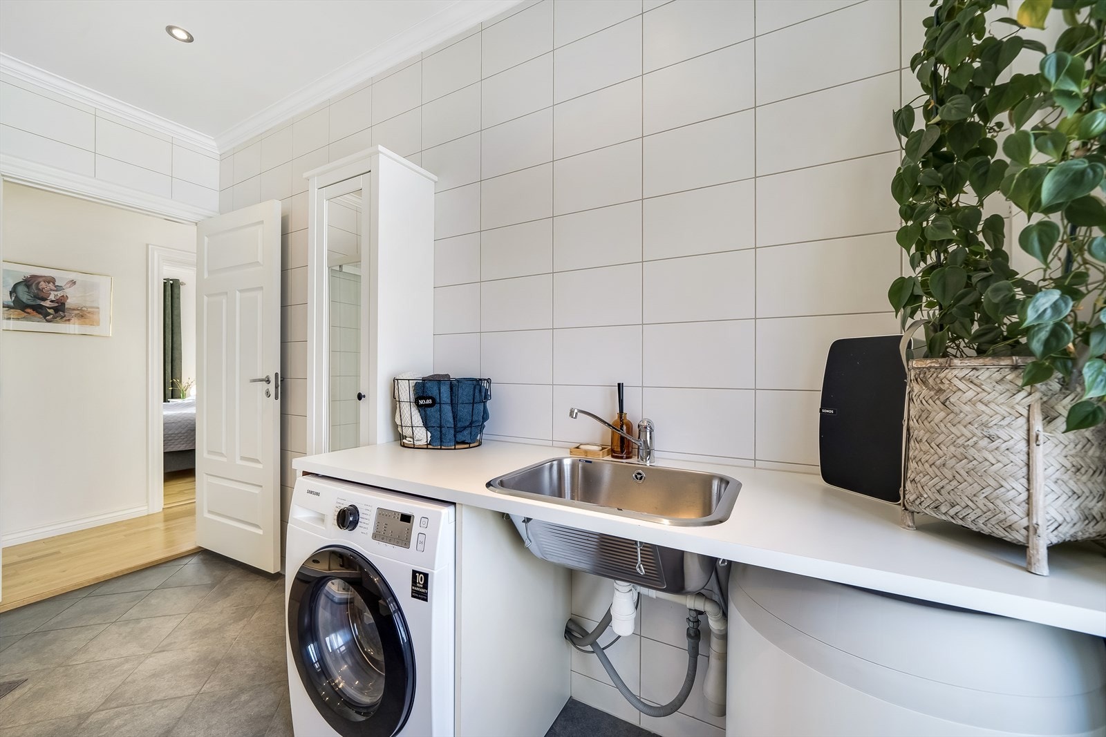 Badet i 2 etasje rommer også vaskeromsavdeling. Bilde avviker noe, da det er lagt mikrosement i etterkant. Galleribilde