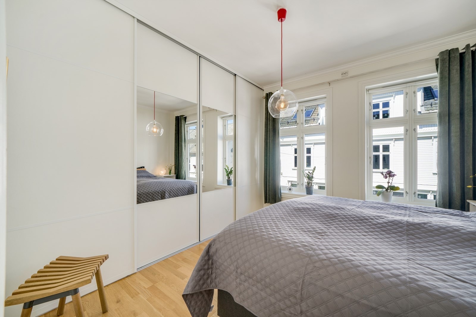 Hovedsoverom i 2 etasje med stor garderobe med innredning. Galleribilde