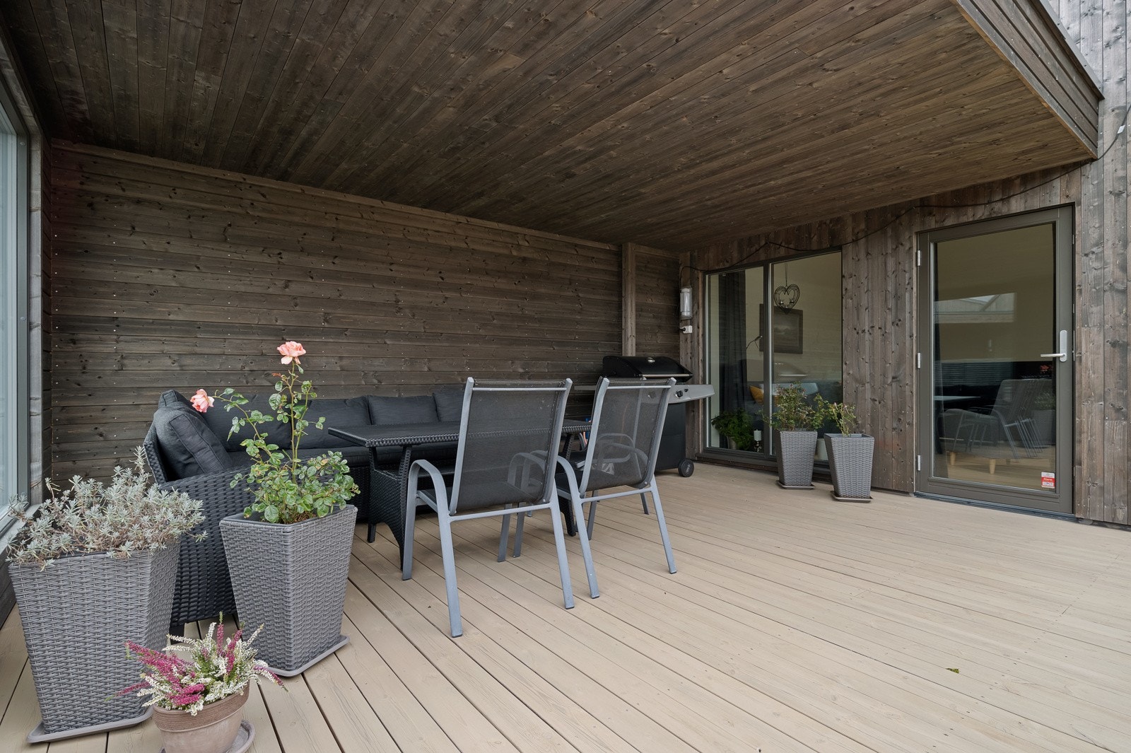 Fra stua er det utgang til en stor terrasse hvor fine sommerdager kan nytes. Galleribilde