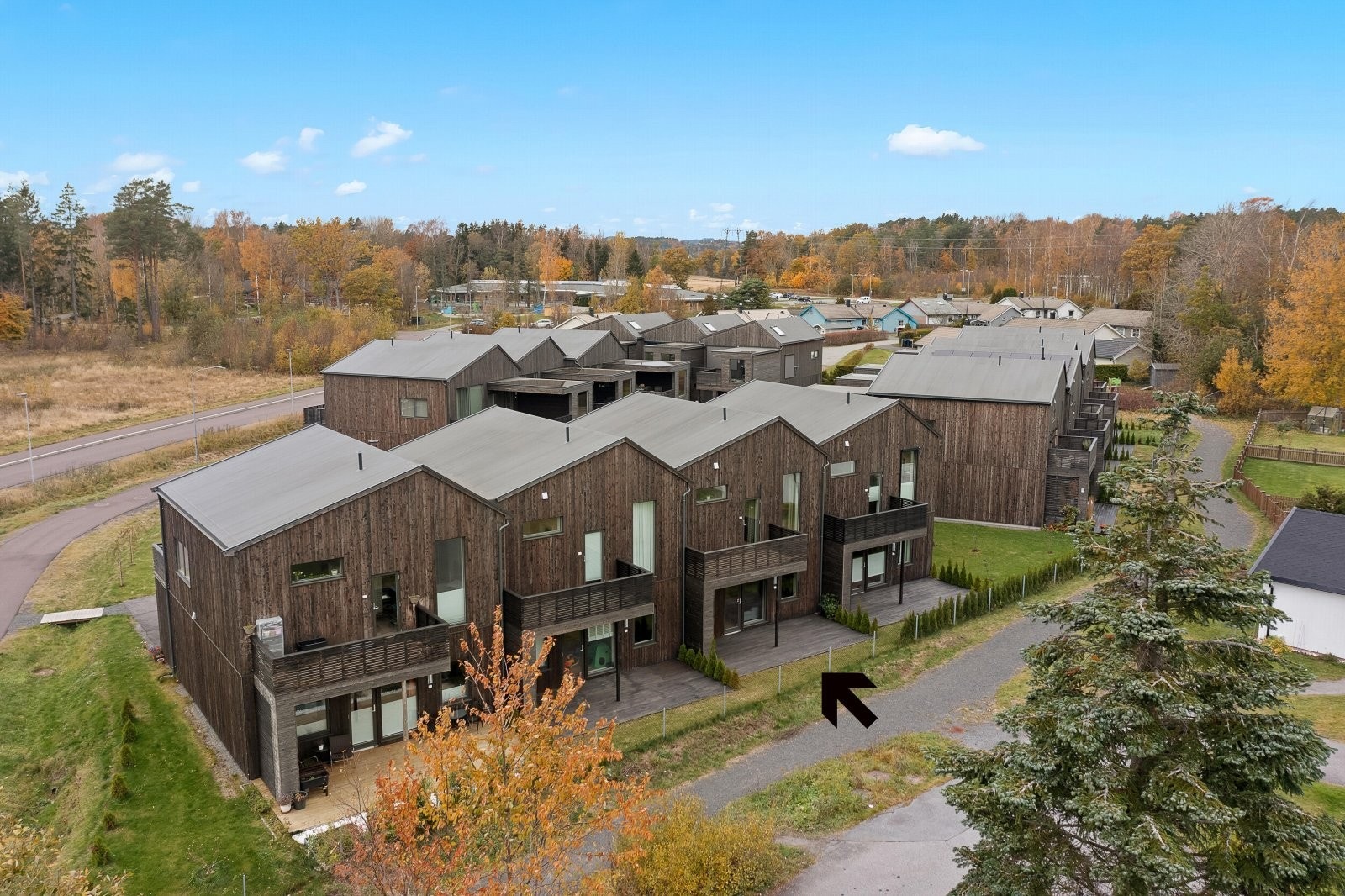 Boligen ligger i et nyetablert og rolig nabolag på Guriskogen - perfekt for barnefamilier. Galleribilde