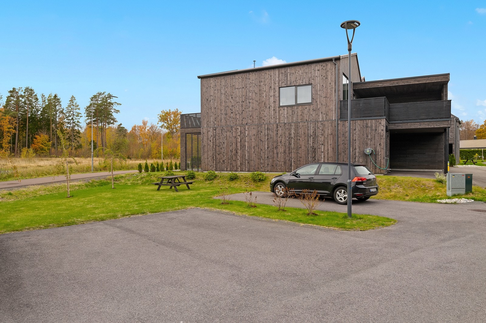Bilen parkerer du i carporten rett ved boligens inngangsparti, i tillegg er det gjesteparkering på borettslagets tomt. Galleribilde