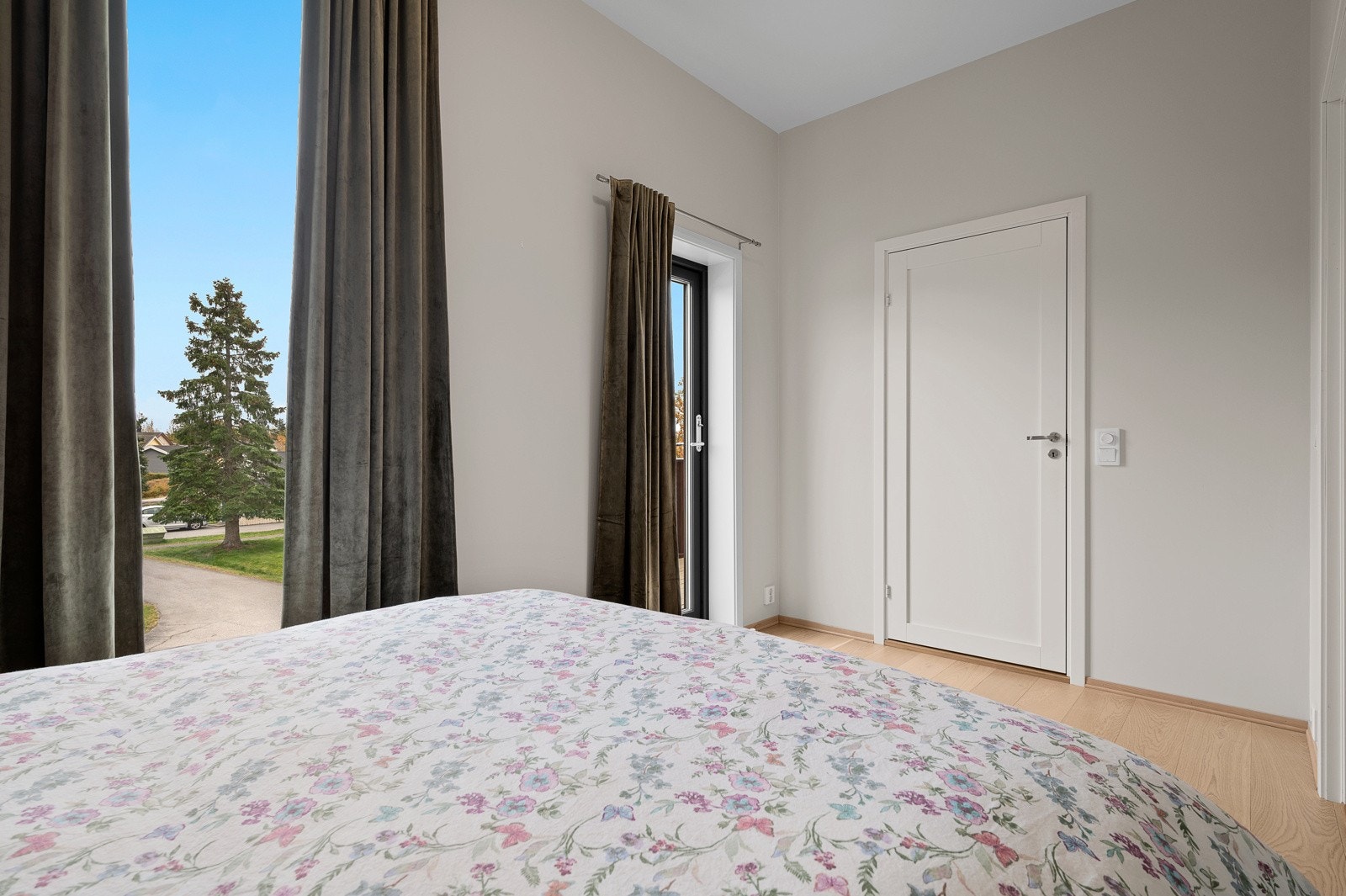 Fra hovedsoverommet er det utgang til en koselig balkong med deilig morgensol. Galleribilde