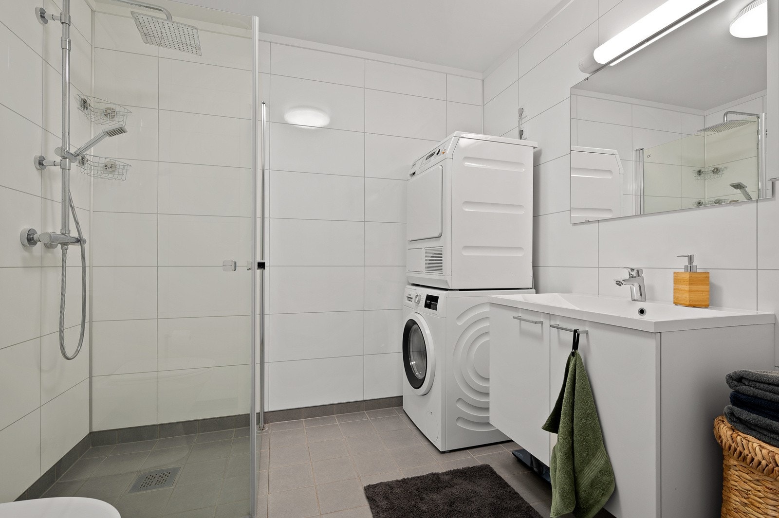 Pent bad med opplegg til vaskemaskin. Galleribilde