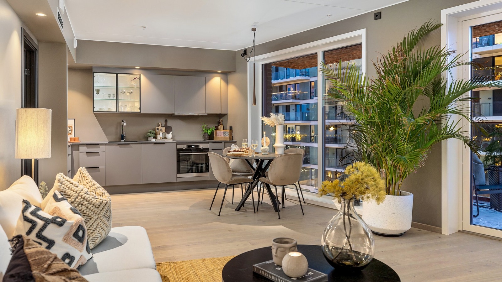 Klikk på "play" -knappen under for å se på video av leiligheten! Galleribilde