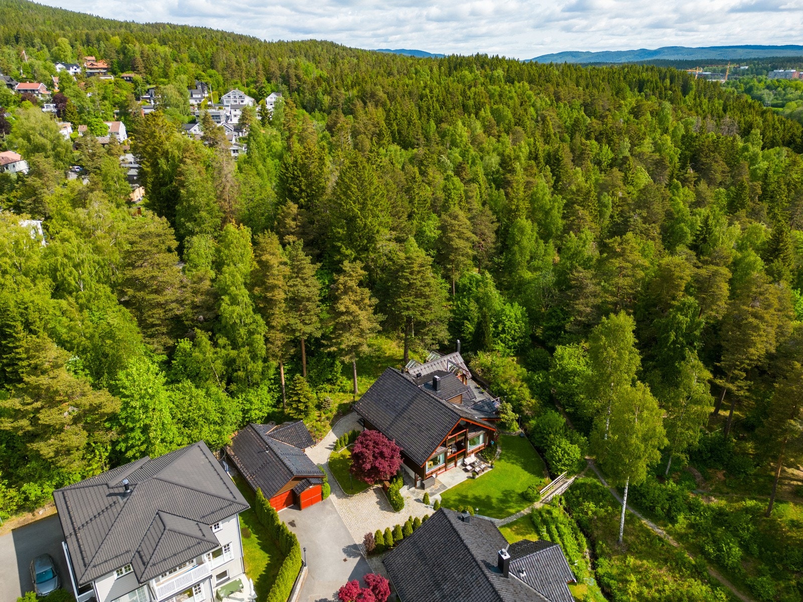 Det er etablert en liten gangbru over Risbekken som leder rett inn på turvei i Nordmarka. Galleribilde