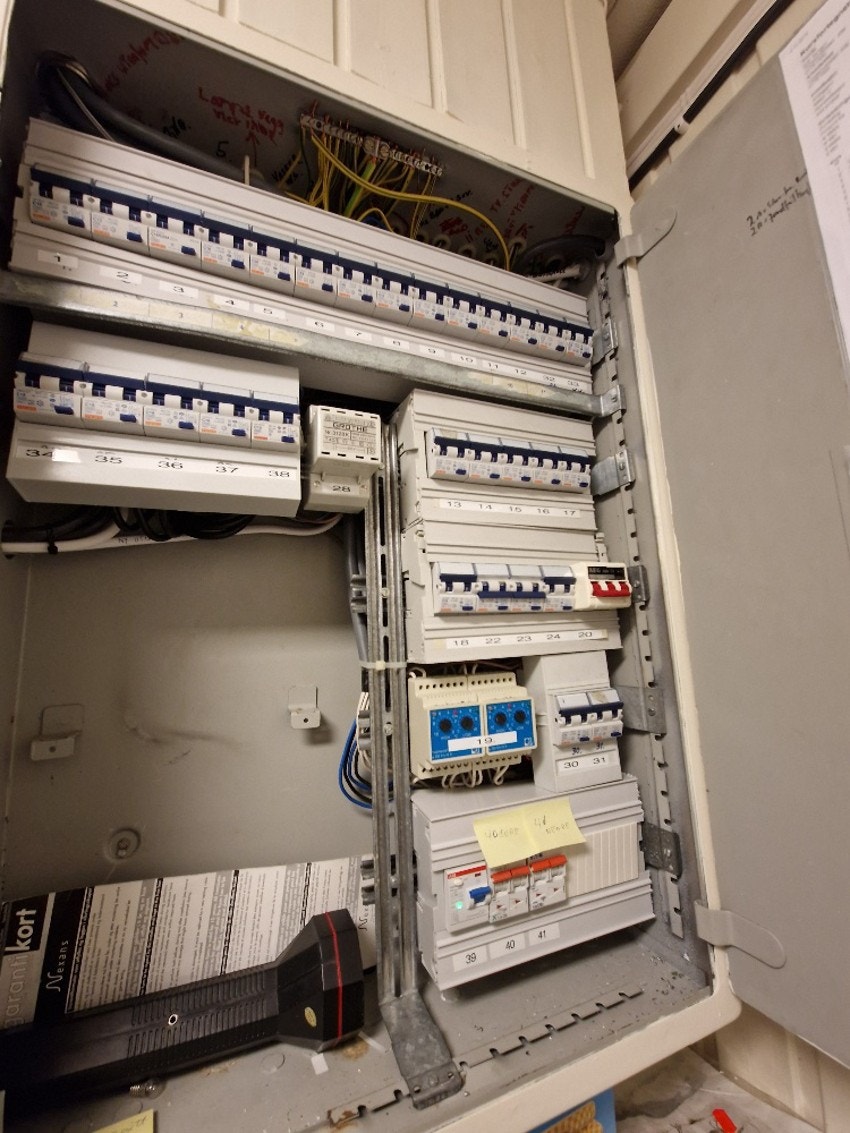 Sikringsskap.Elektrisk gulvvarme i bad, noen av soverommene i underetasjen og hagestuen med peis. Galleribilde