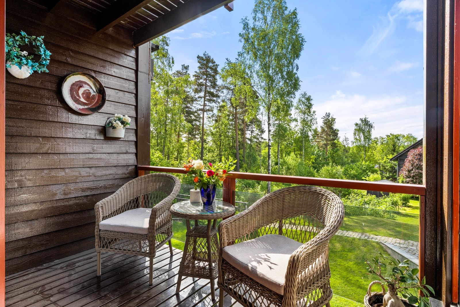 Balkongen har vakkert utsyn sydover. Galleribilde