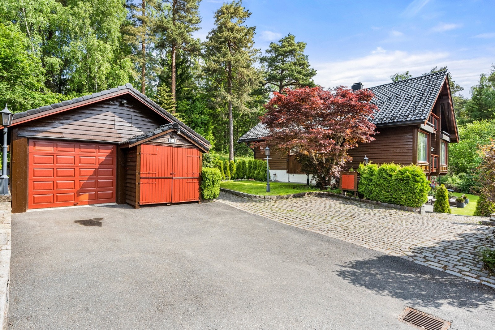 Den opprinnelige dobbelgarasje (som har vært brukt til stall) og nå er ombygget til et eget (stort) kontorbygg. Galleribilde