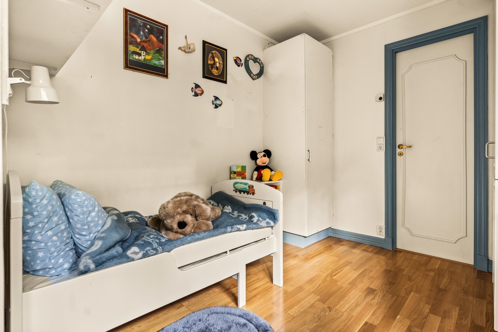 Et mindre innredet rom med vindu. Galleribilde