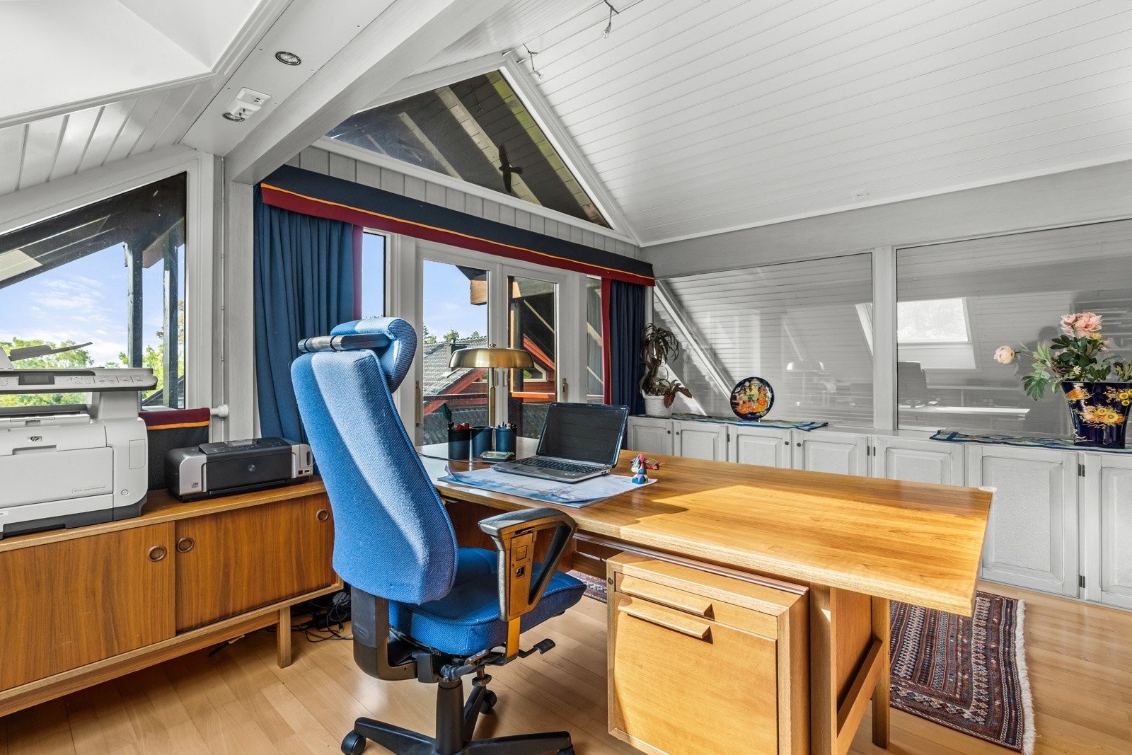 Soverom 2 er stort rom med gode vindusflater mot syd, takvindu og glassparti hvor man kan se ned i salongdelen i stuen. Rommet er innredet som kontor og godt med plassbygde skap. Galleribilde
