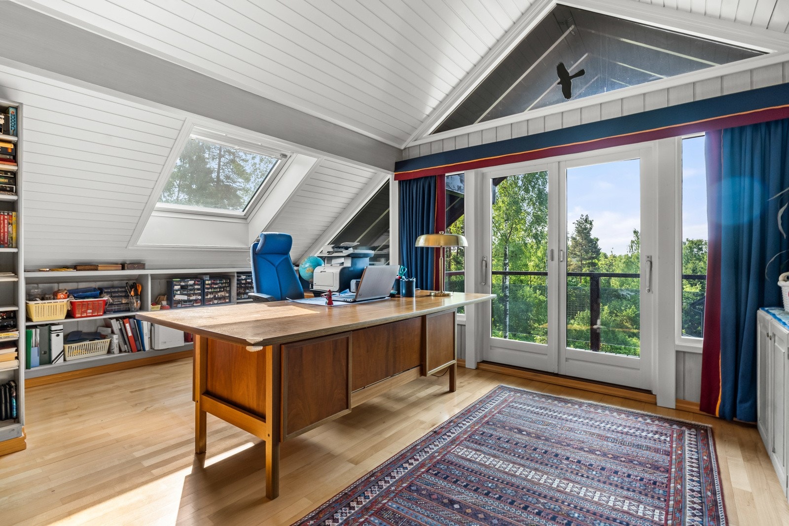 Etasjen har 2 store soverom. Galleribilde