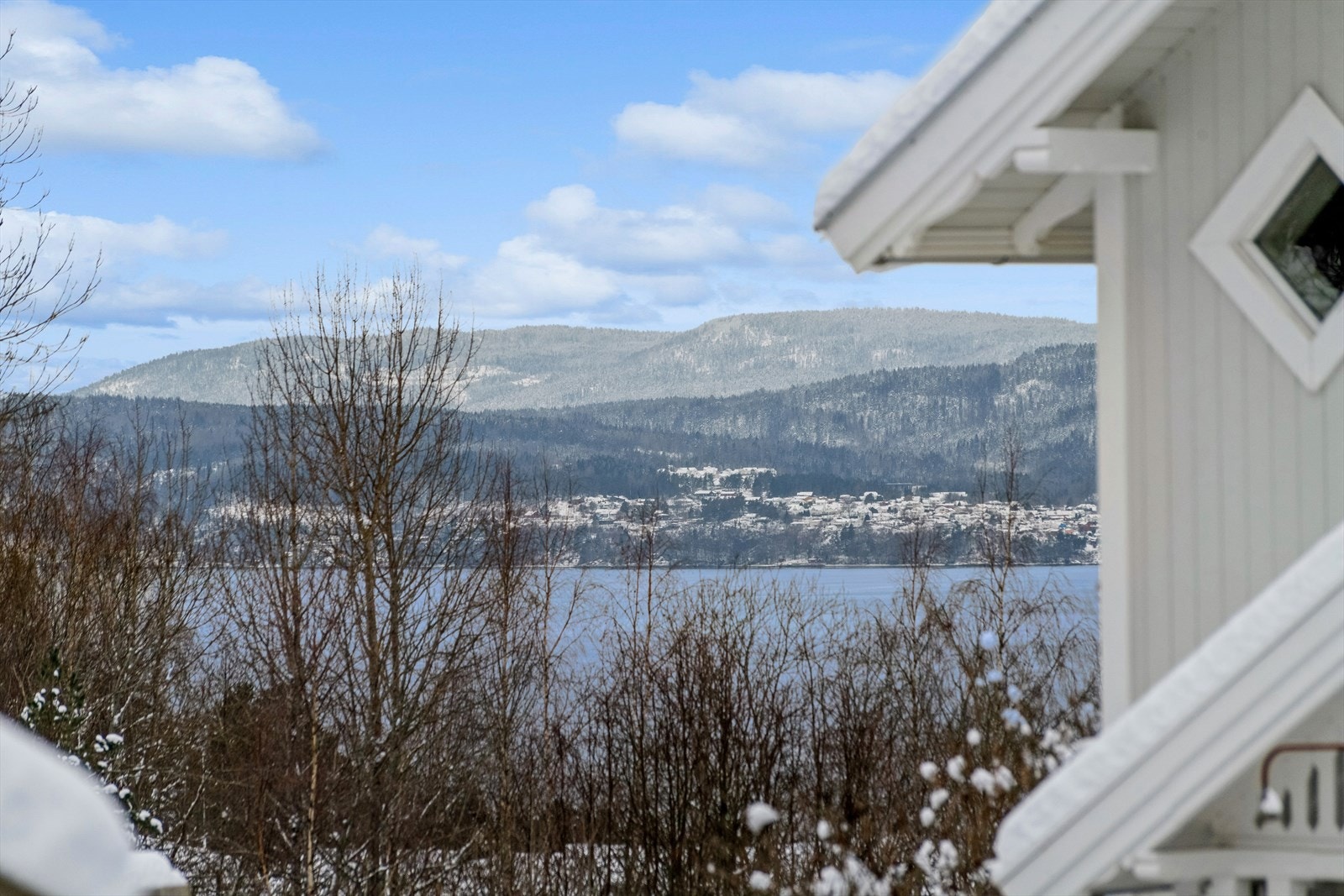 Noe utsikt til fjorden. Galleribilde