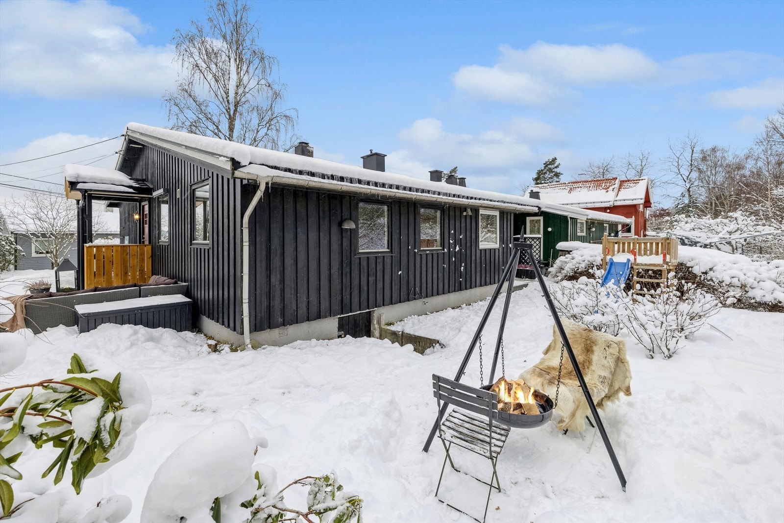 Solrik og usjenert hage. Galleribilde