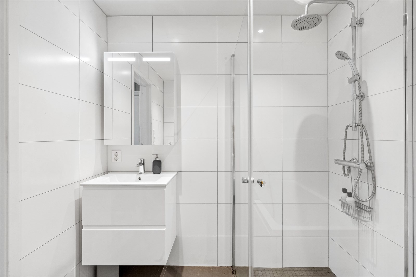Moderne, helfliset baderom. Galleribilde