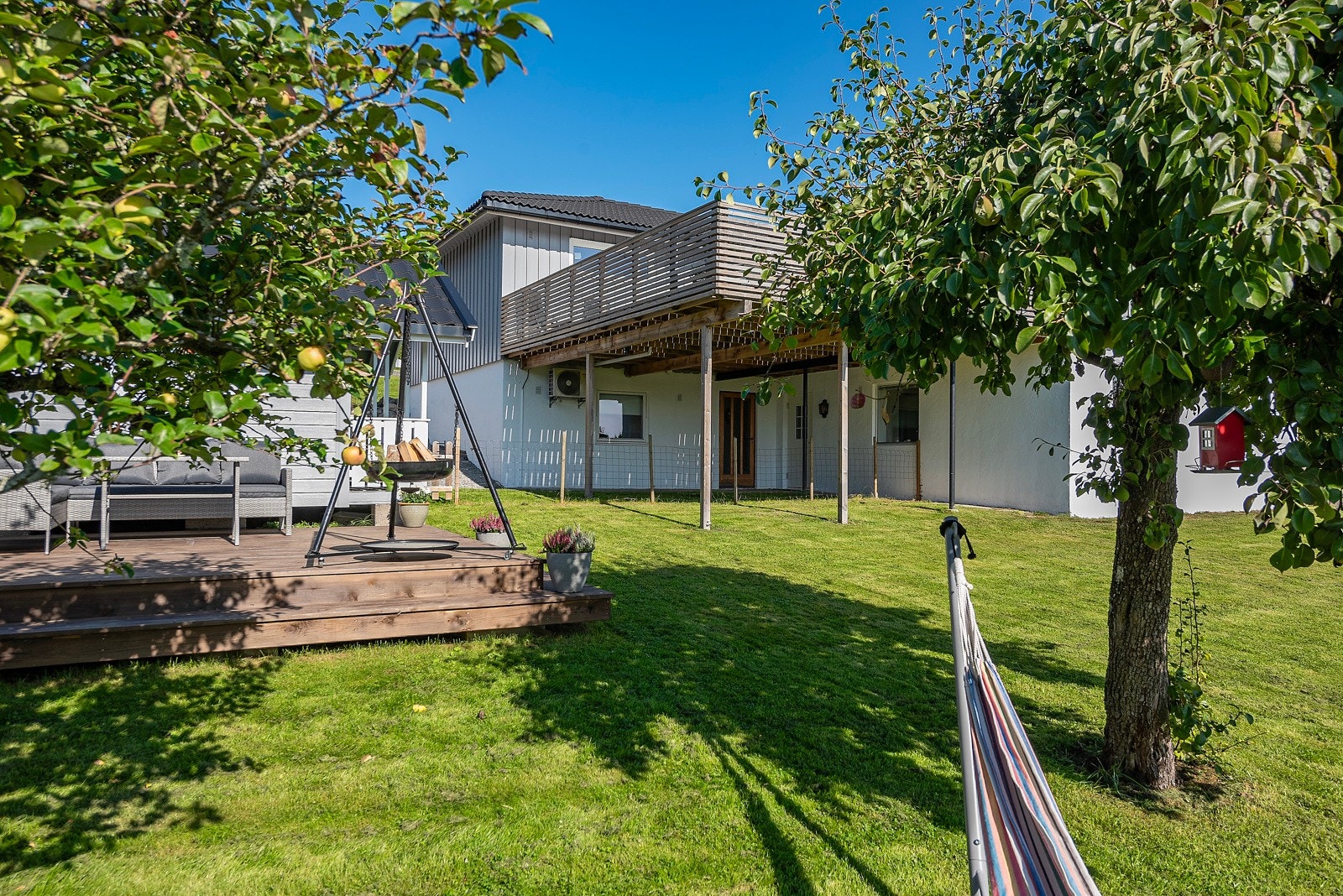 Idyllisk hagetomt Galleribilde
