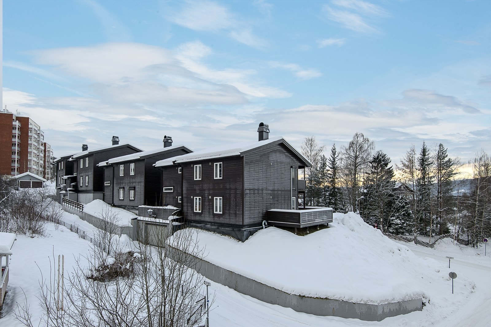 Adkomst fra Nybuvegen med innkjørsel til felles garasjeanlegg. Galleribilde