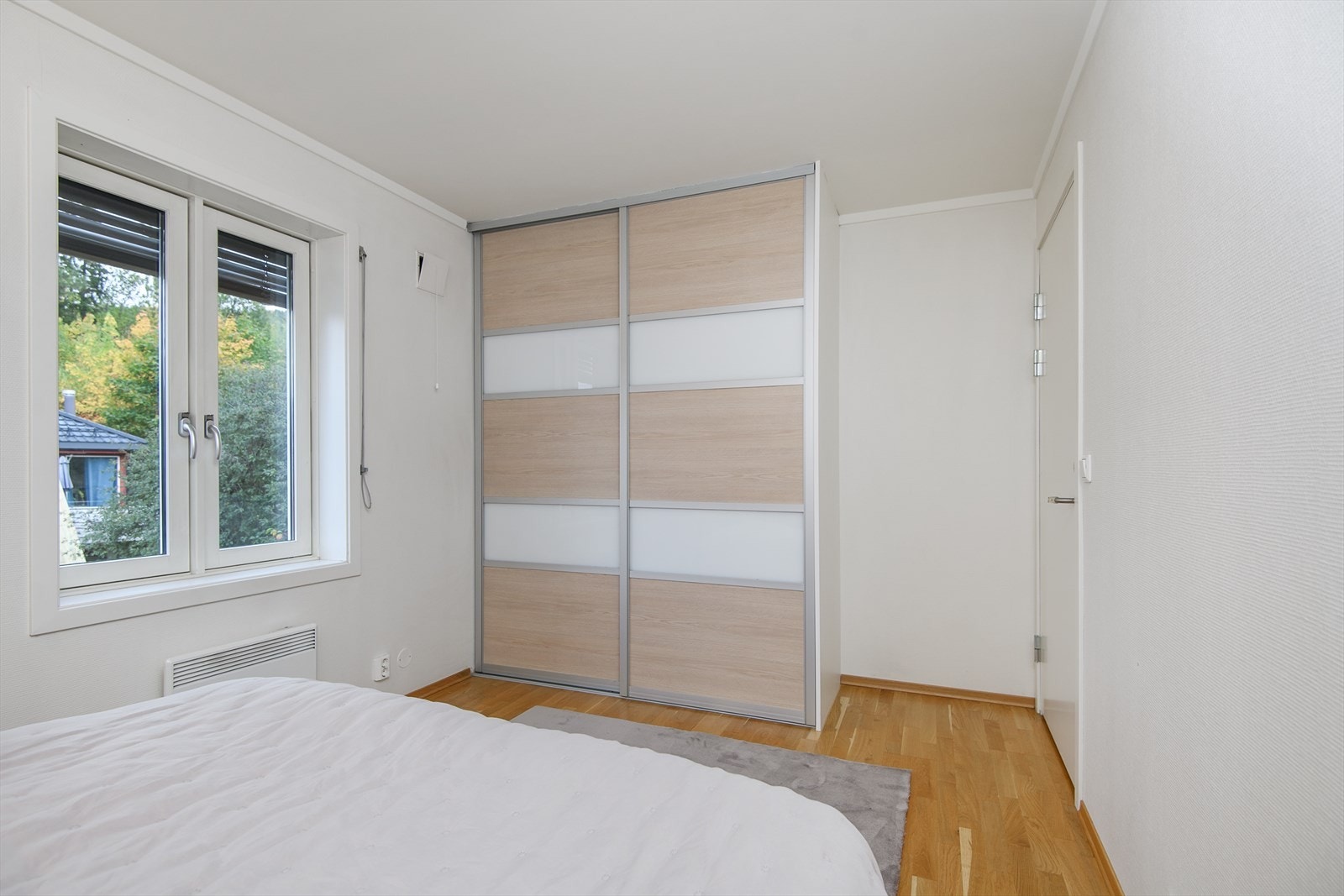 Skyvedørsgarderobe for god oppbevaring inne på hovedsoverommet. Galleribilde