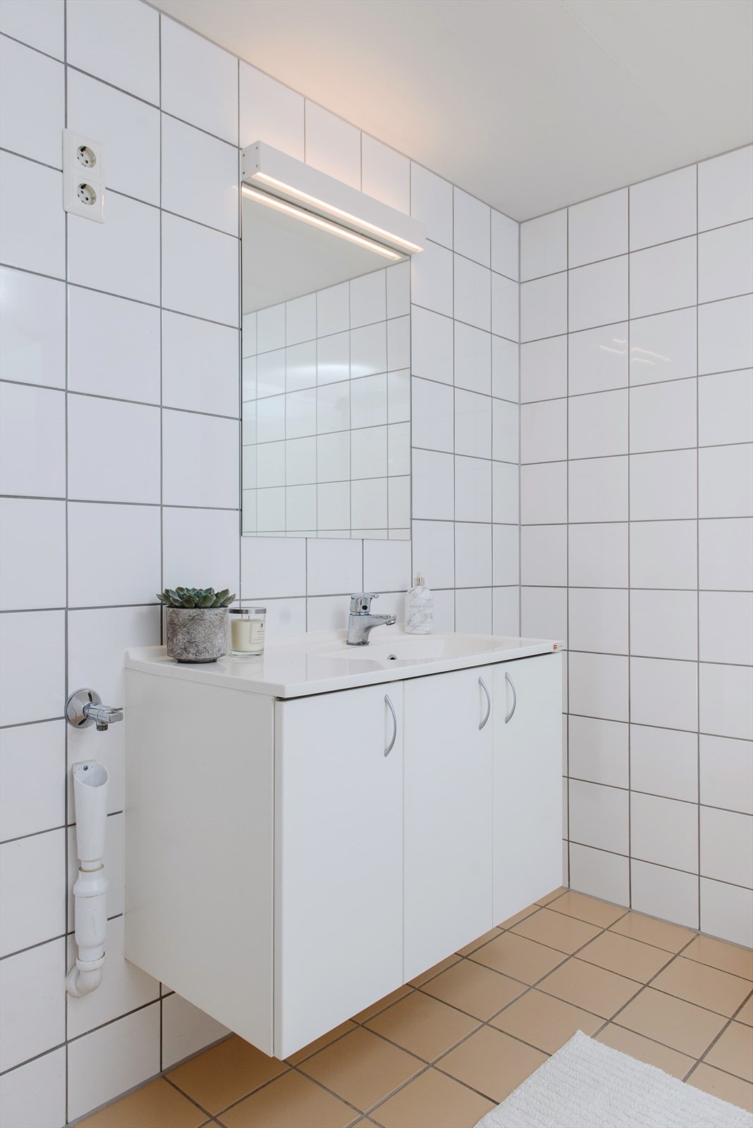 Servantinnredning har skap for oppbevaring. Galleribilde