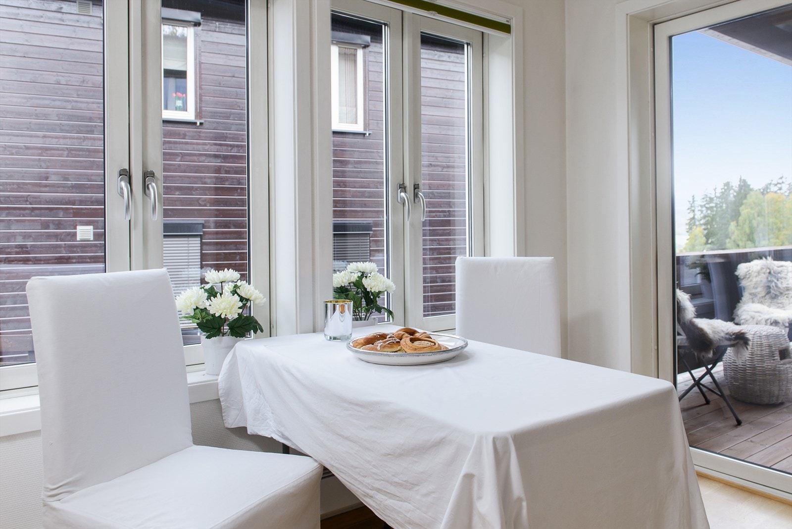 Fra kjøkken/stue er det utgang til terrasse med utsikt og sol. Galleribilde