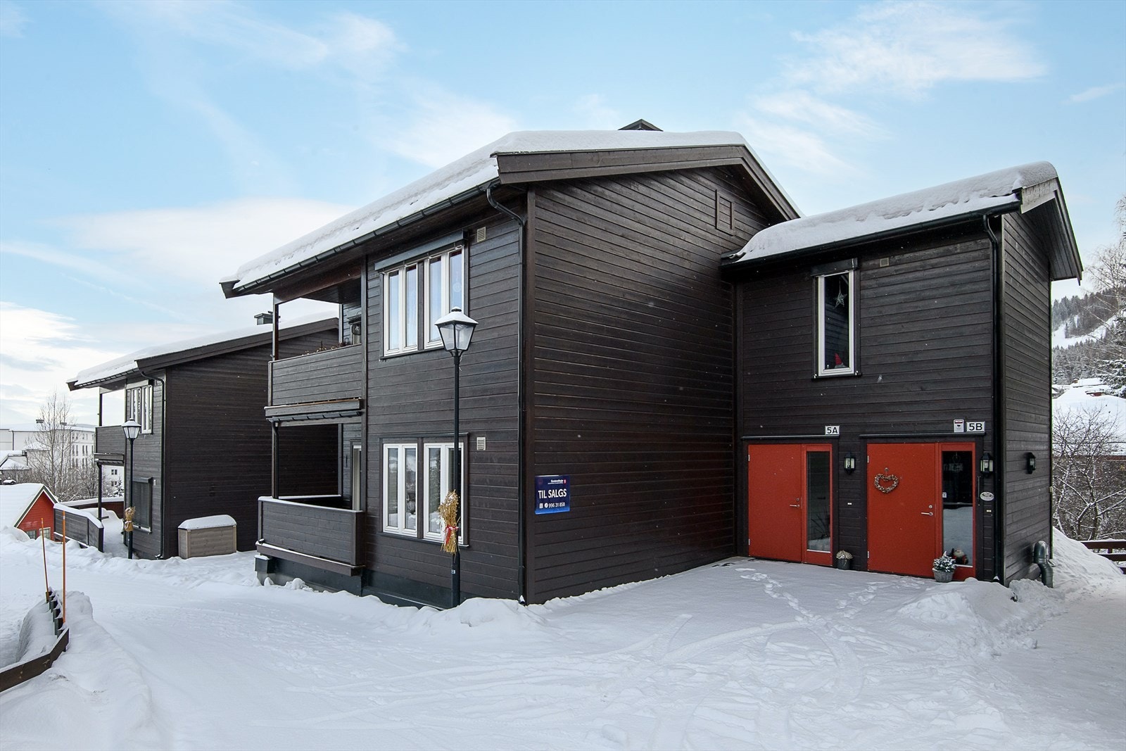 Leiligheten ligger i 1. etg og har inngang fra bakkeplan. Ligger som del av horisontaldelt 2-mannsbolig. Galleribilde