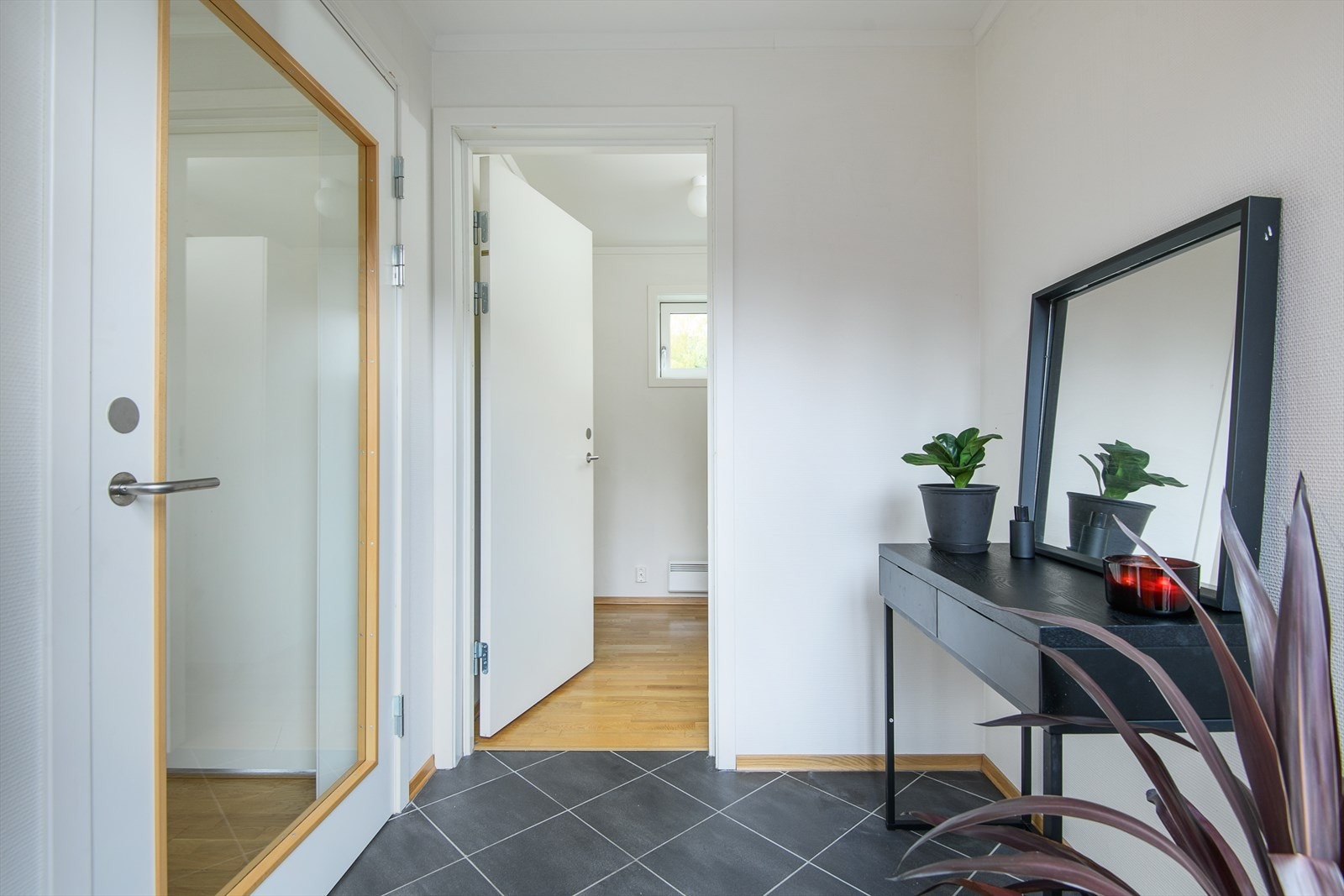 Flislagt gulv og plass til å henge fra seg yttertøy og utstyr i entreen. Galleribilde