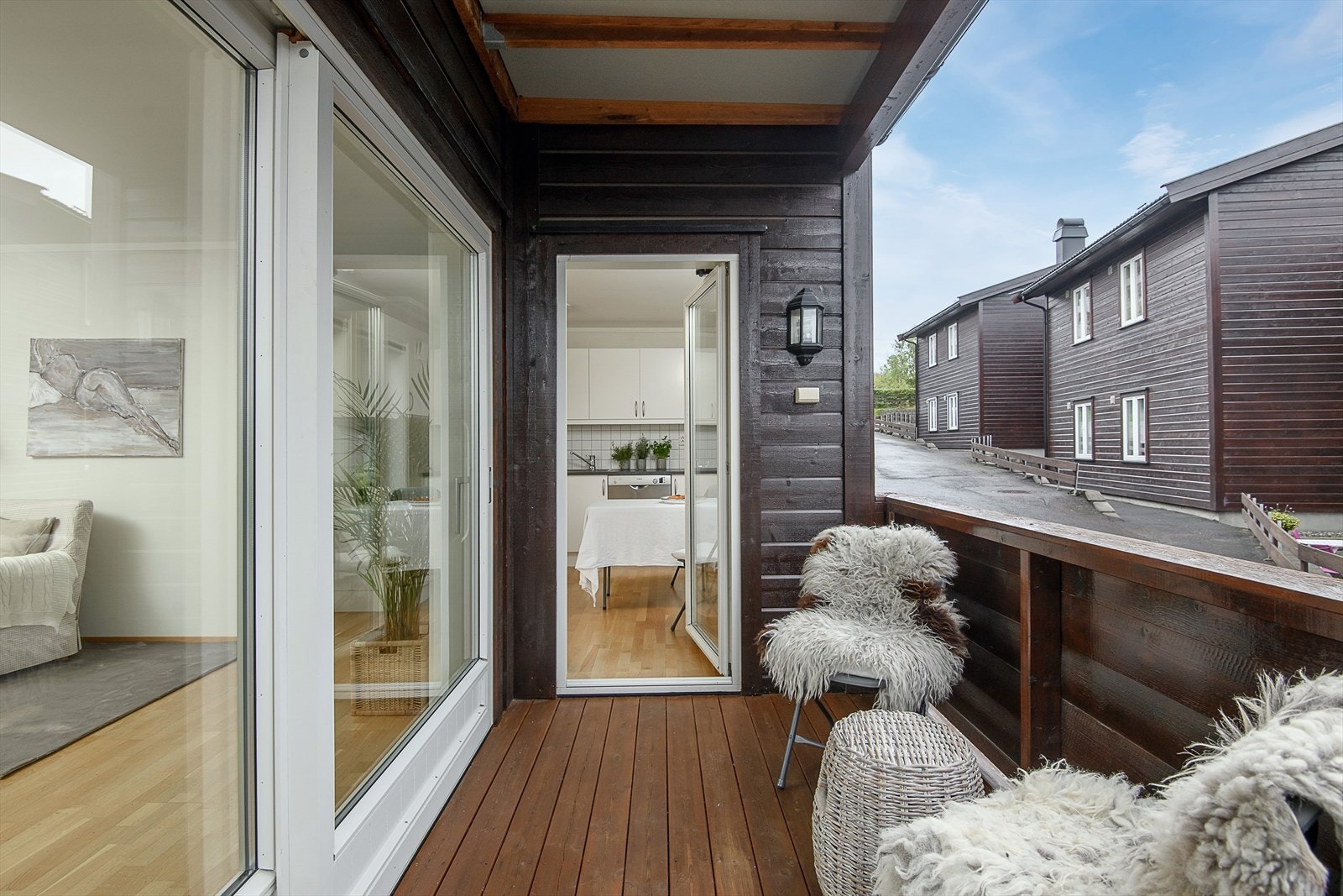 En lun og hyggelig terrasse med utgang fra stua. Galleribilde