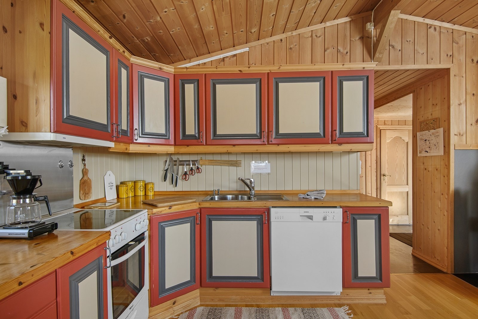 Det er plass til komfyr, kjøleskap og oppvaskmaskin i innredningen. Galleribilde