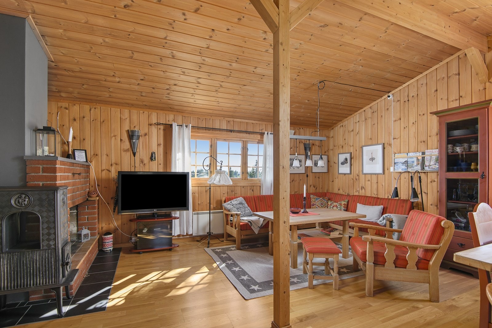 Vedovn sørger for god varme i rommet. Galleribilde