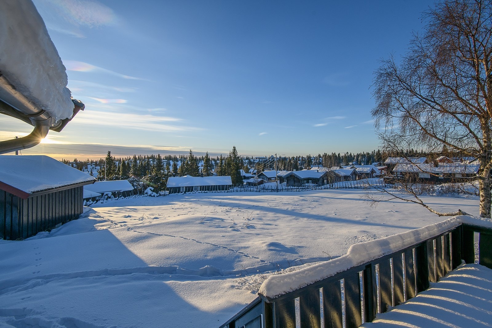 En åpen, romslig terrasse ved inngangspartiet innbyr til hyggelig avslapning i hytteveggen. Galleribilde
