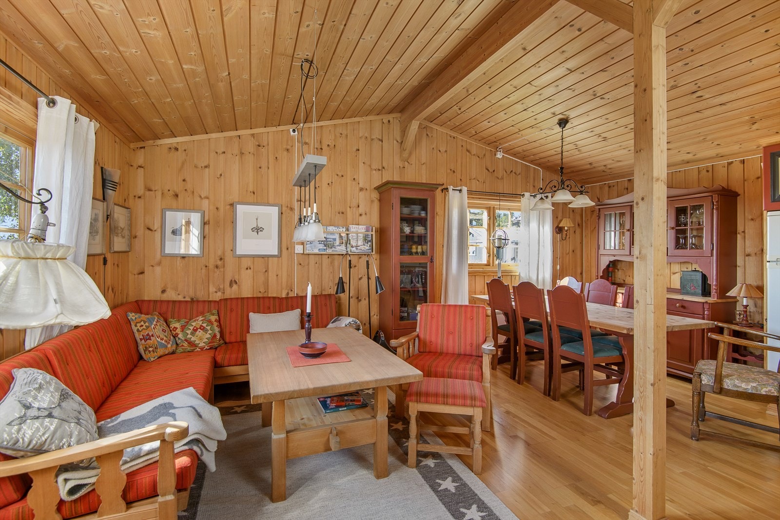 Romslig stue/spisestue med god takhøyde og tradisjonell stil med paneler og tregulv. Galleribilde