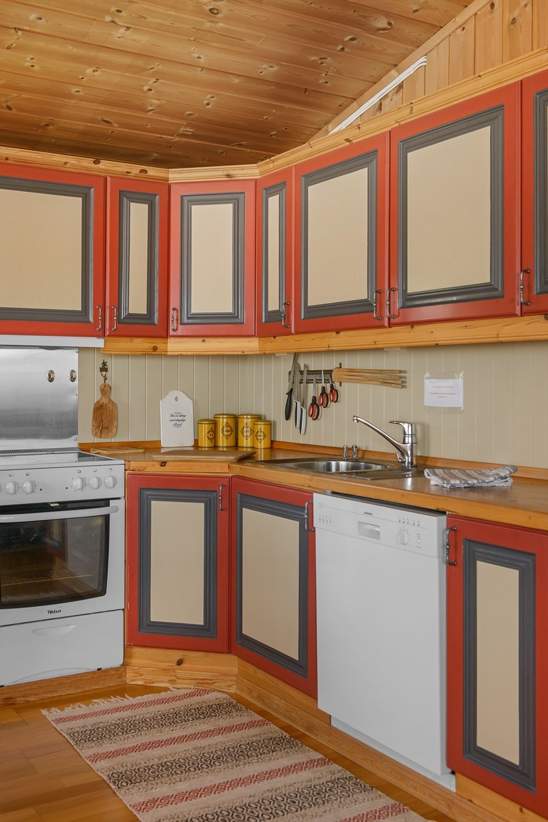 Kjøkkenet har godt med skapplass. Vindu over benken gir fint lys inn i rommet. Galleribilde