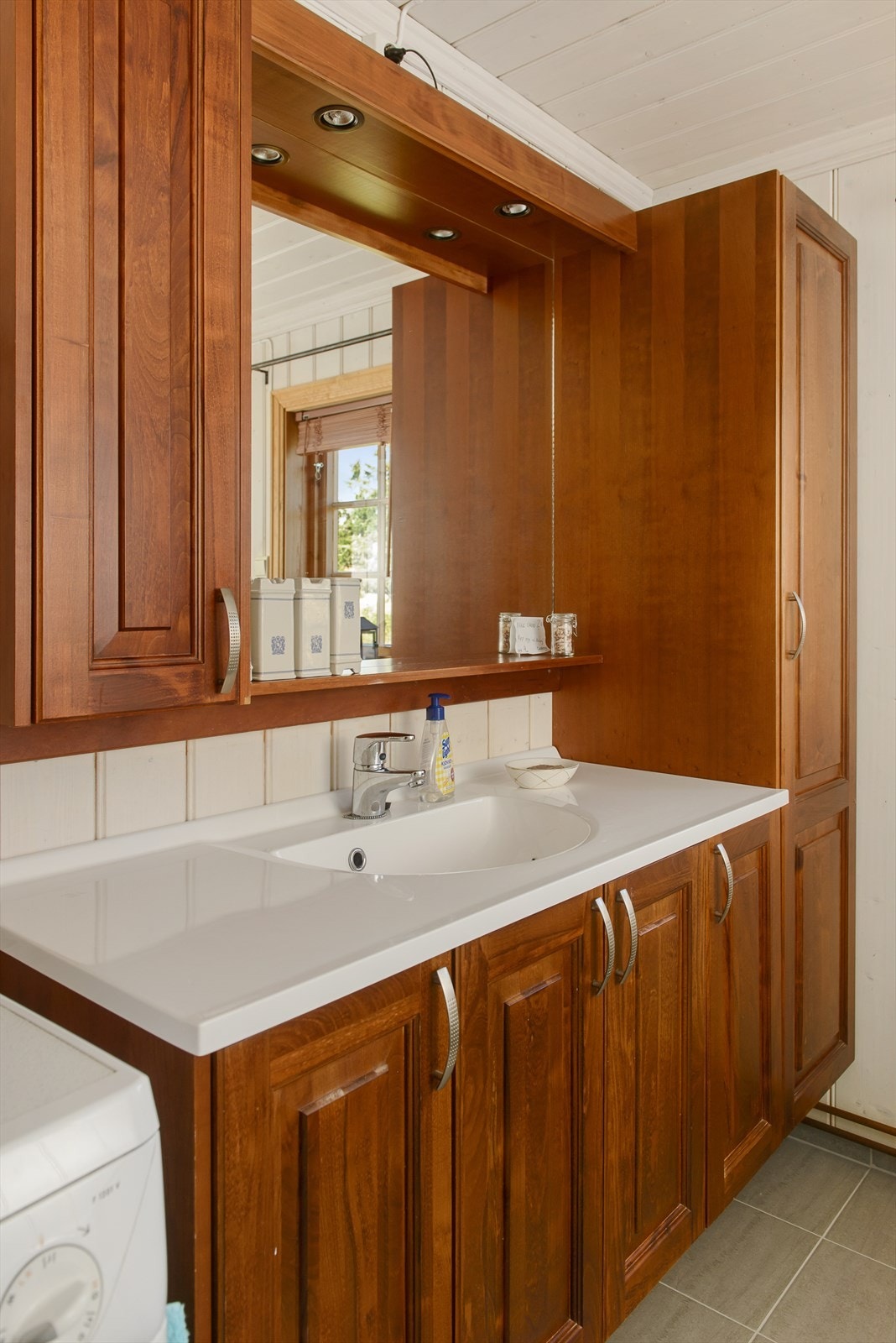 Romslig servantinnredning har skap for god oppbevaring. Galleribilde