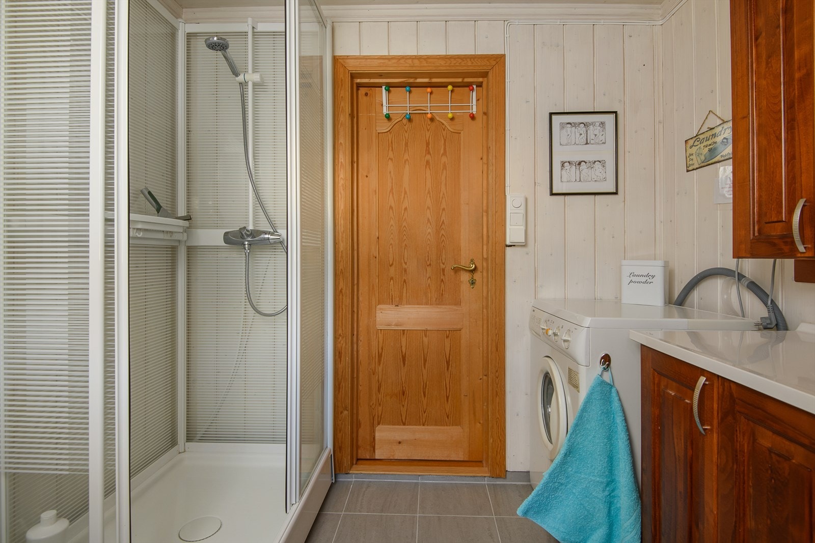 Det er installert dusjkabinett på badet. Galleribilde