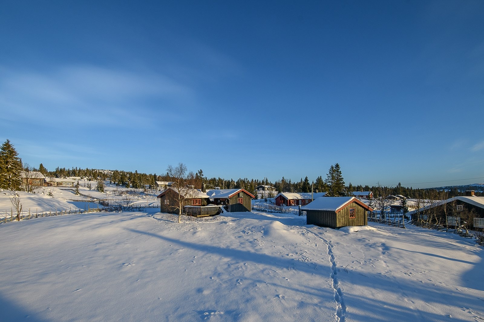 Forholdvis skjermet for direkte innsyn, med fin utsikt og gode solforhold. Galleribilde