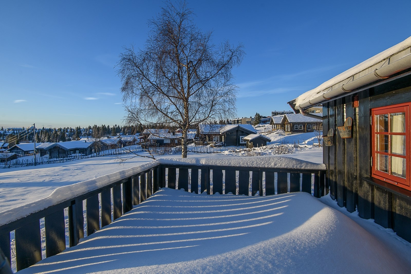 I umiddelbar gangavstand fra eiendommen finner du dagligvareforretning, sportsbutikk, serveringssteder m.m. Litt tilbaketrukket, men allikevel sentralt. Galleribilde