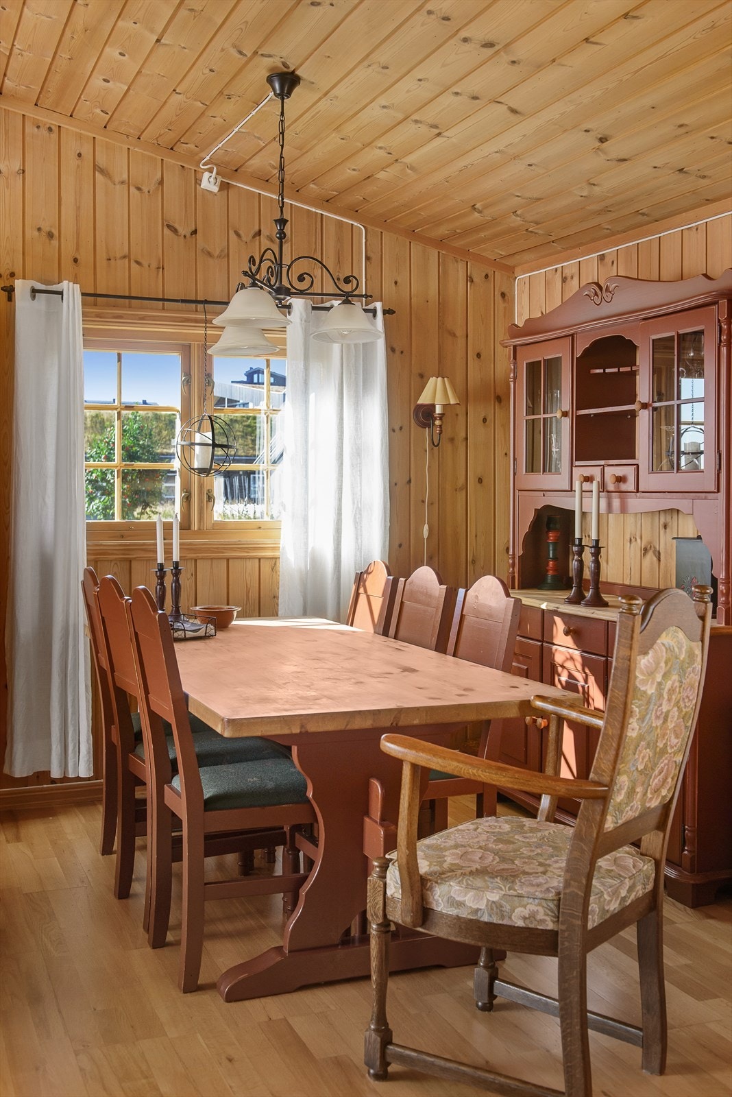 Fint lys inn over spisebordet. Galleribilde