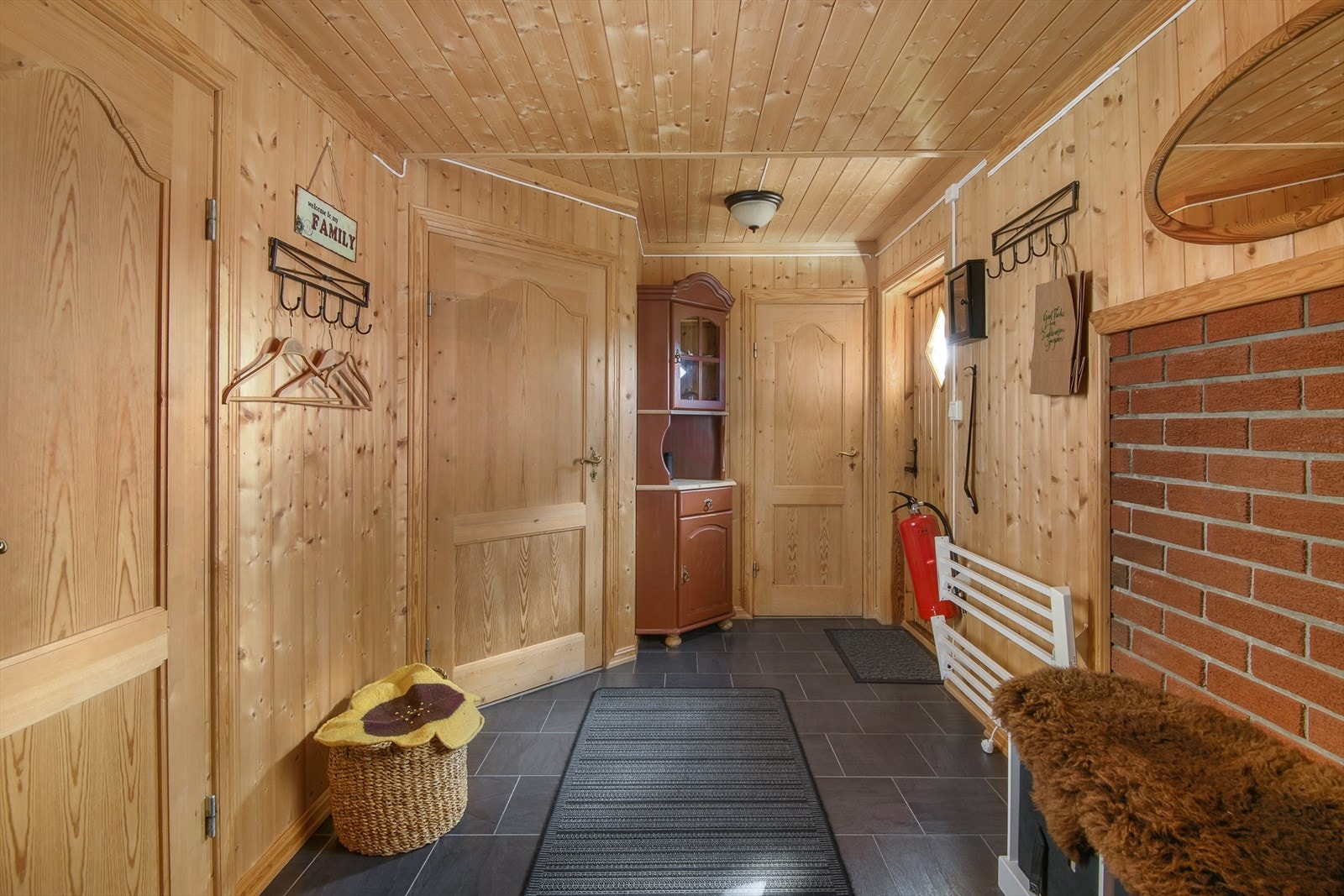 I gangen er det gode muligheter til å henge fra seg yttertøy og utstyr. Galleribilde