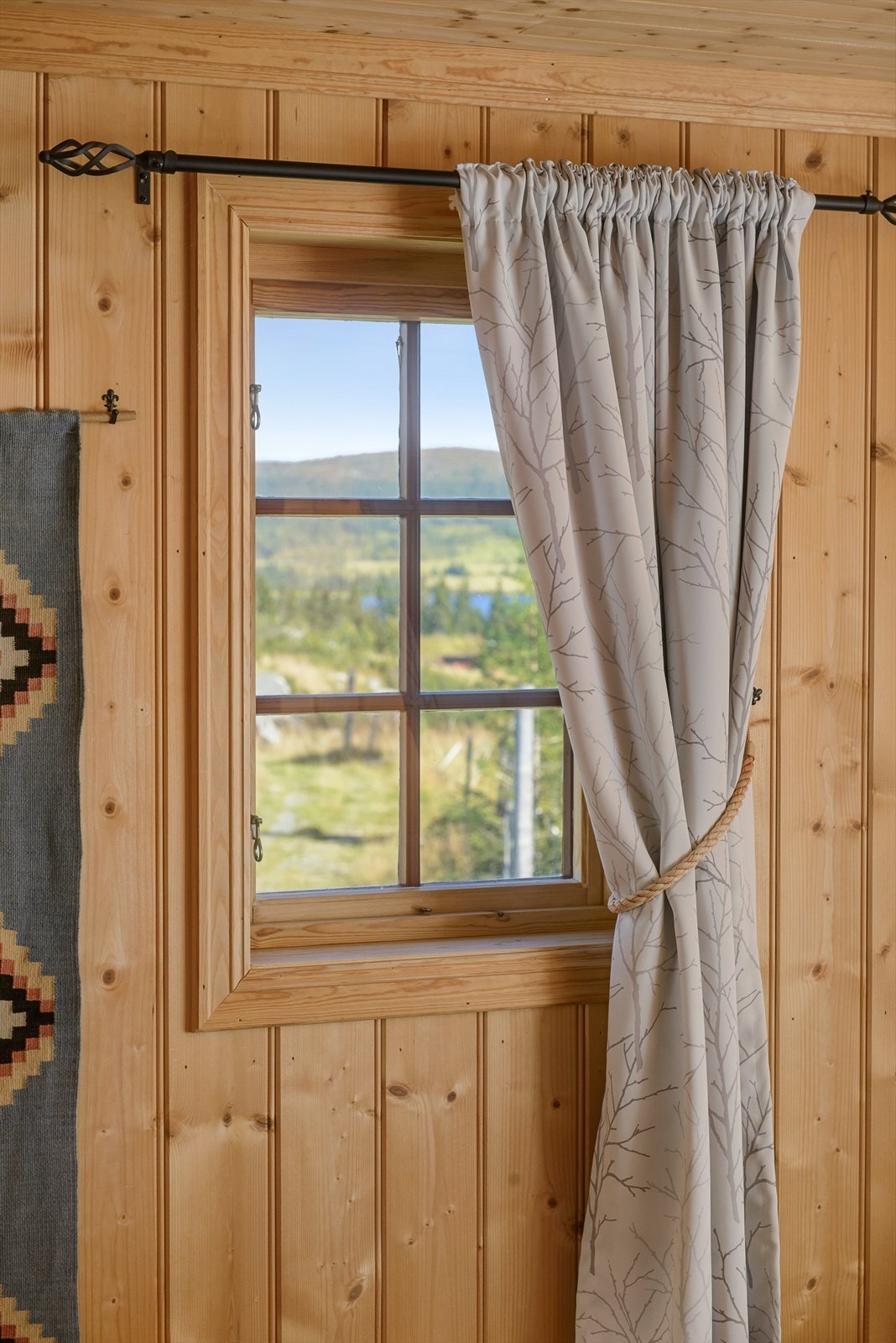 Vakkert skue gjennom vinduet på soverommet. Galleribilde