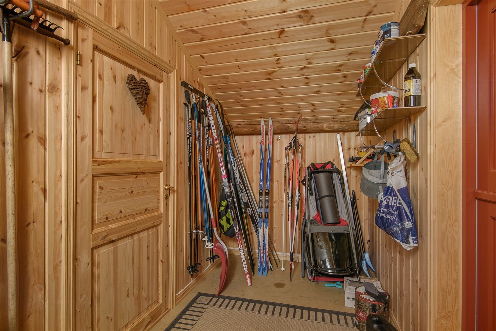 Praktisk bod for oppbevaring av skiutstyr m.m. Galleribilde