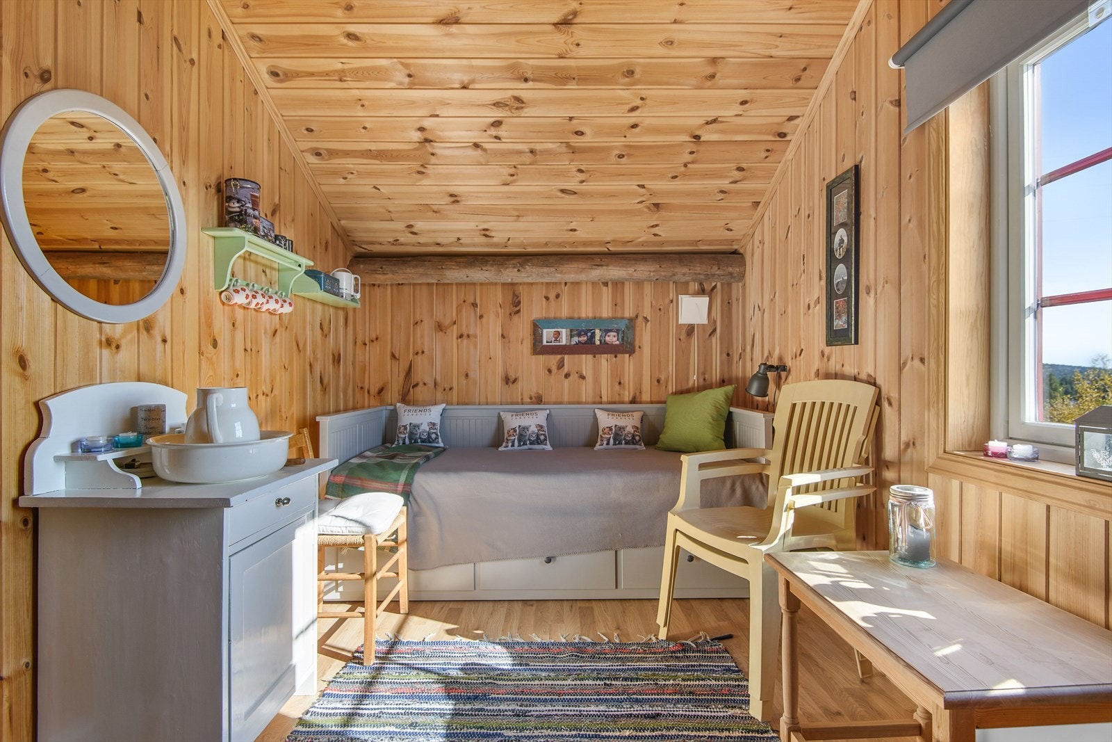 Bilde fra annekset, innredet med ekstra soveplasser. God takhøyde, lyst og trivelig. Galleribilde