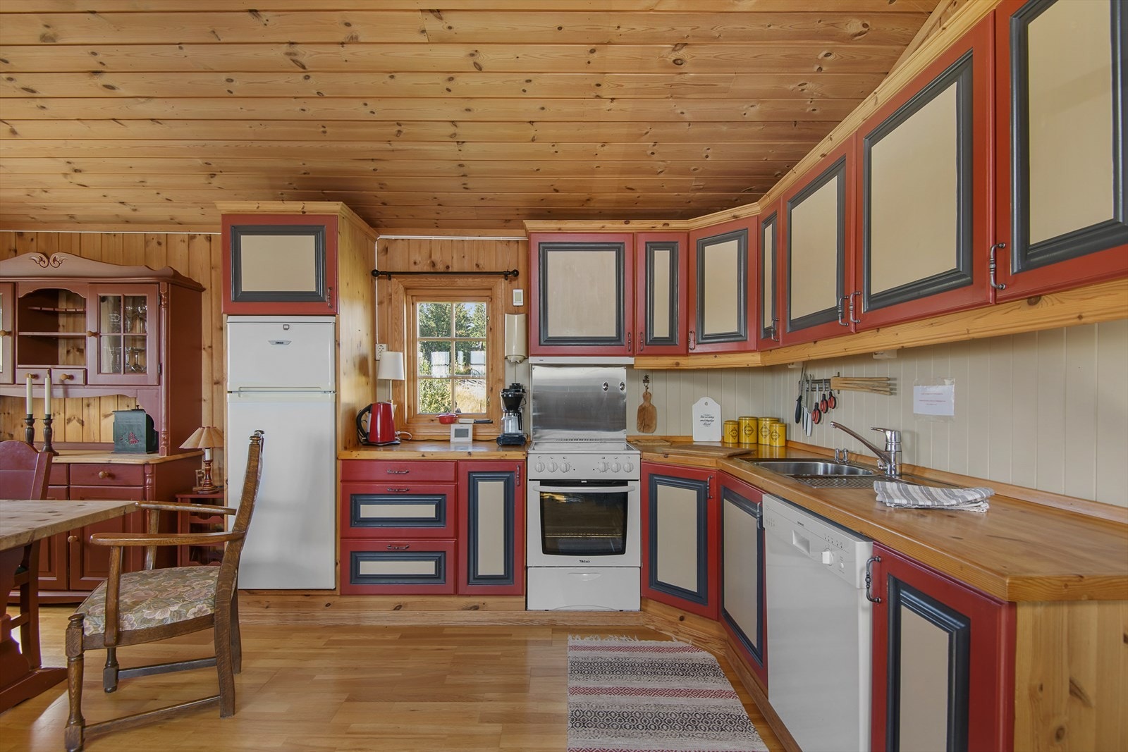 Kjøkkenet har innredning i heltre utførelse med malte fronter. Heltre benkeplate. Galleribilde