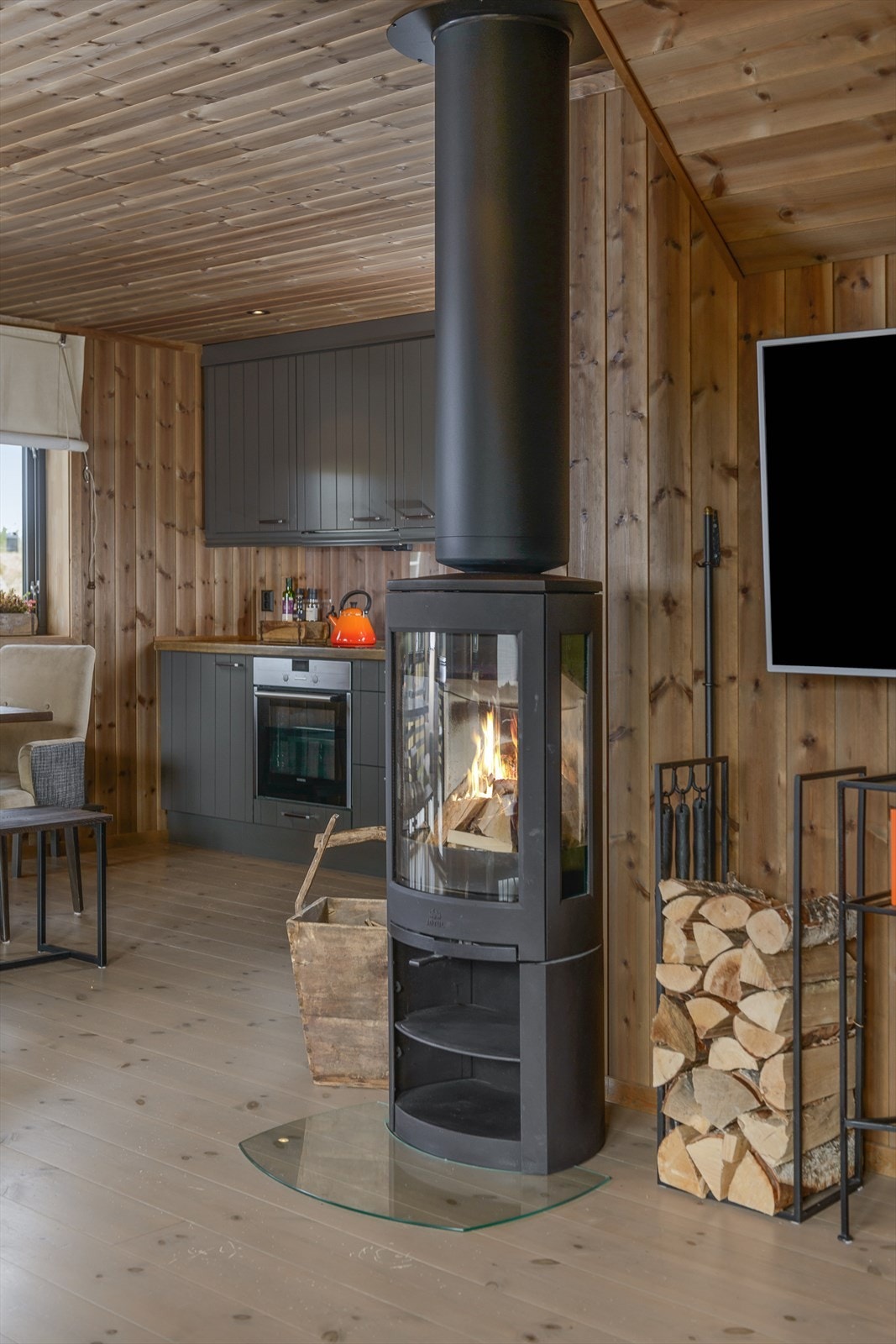 En moderne peisovn sørger for hyggelig stemning og god varme i hytta på de kaldeste dagene. Galleribilde