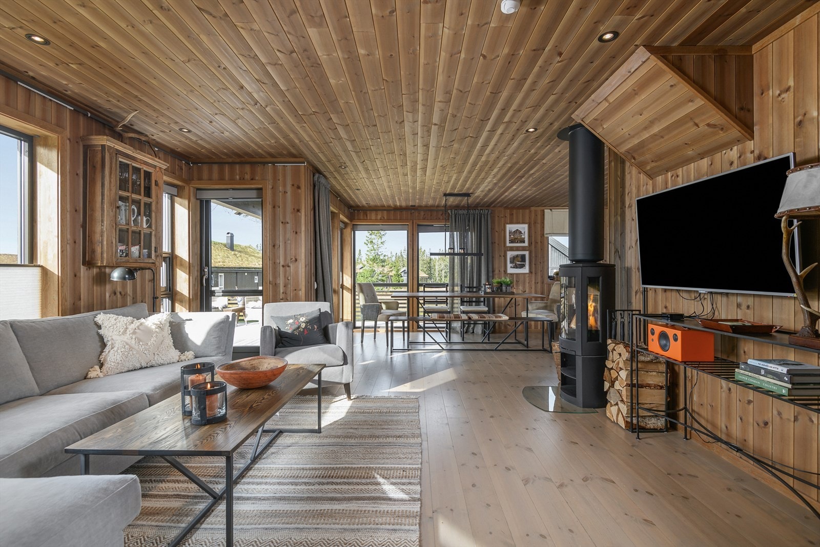 Det er en gjennomført stil i hytta og en lun og hyggelig atmosfære. Galleribilde