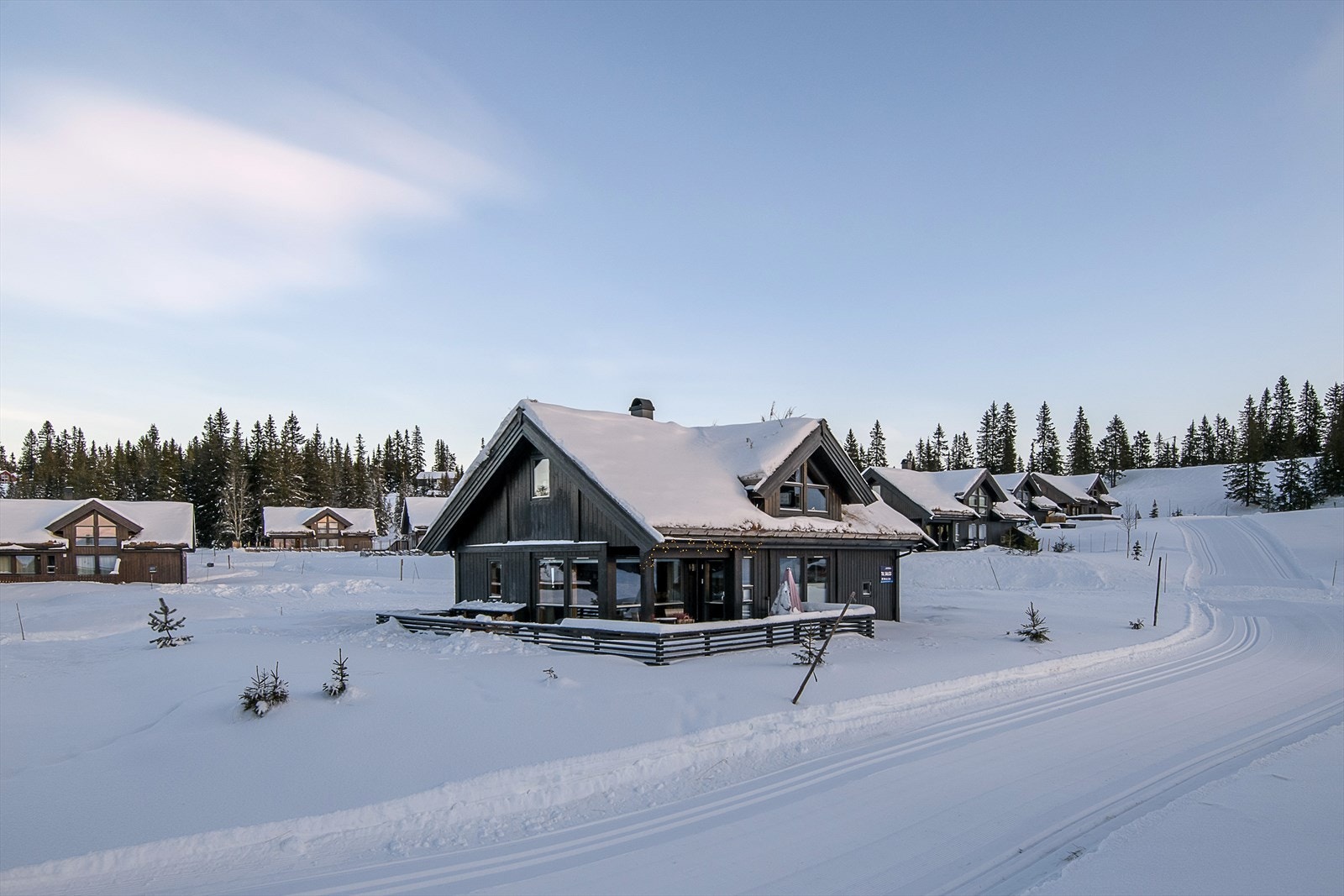 Gutubakken er et hyttefelt bygget ut de senere årene og består av nyere, moderne hytter, bl. a fra Saltdalshytta som denne hytta er levert av. Galleribilde