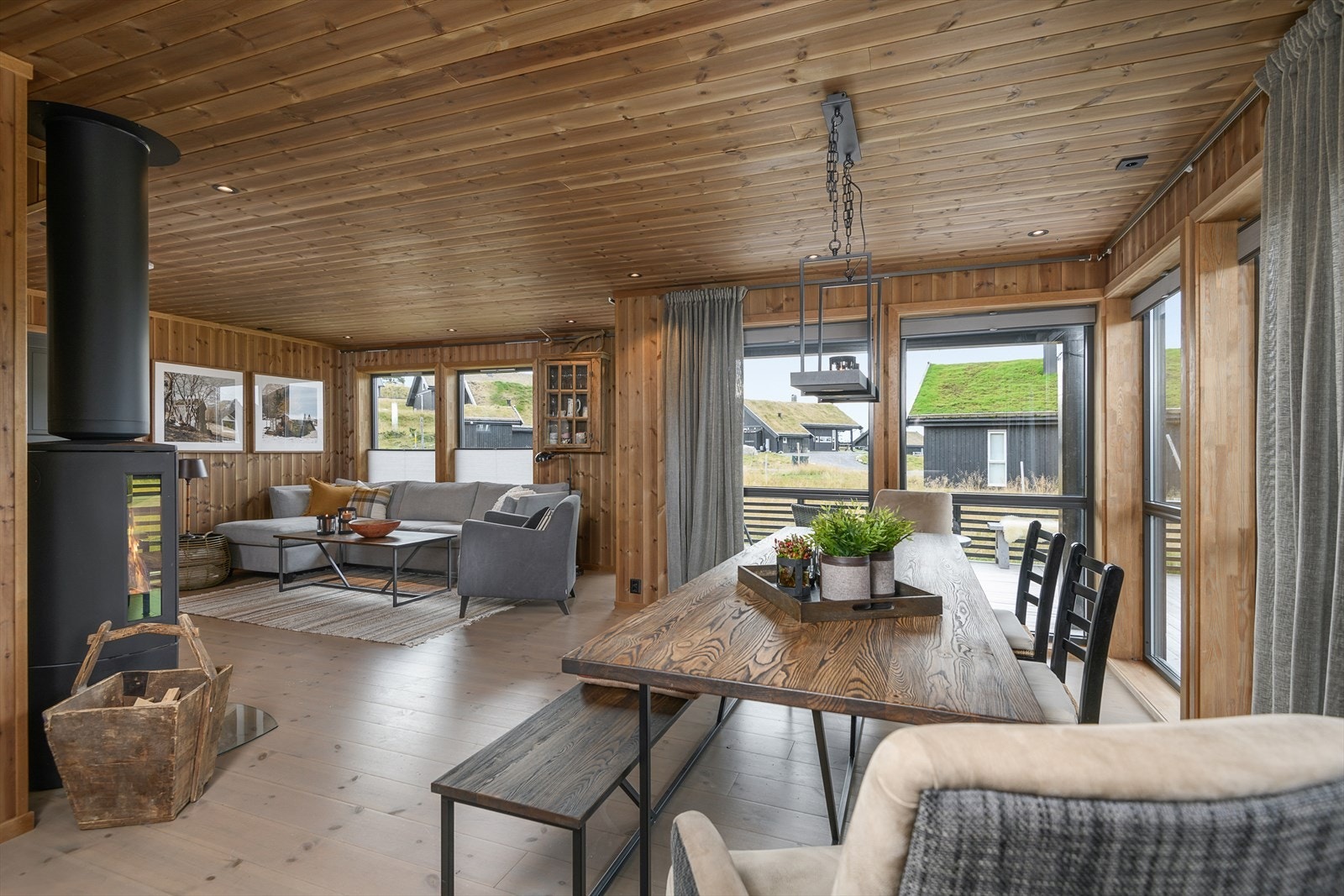 Spiseplassen er lys og trivelig med store vinduer på 2 sider. Galleribilde