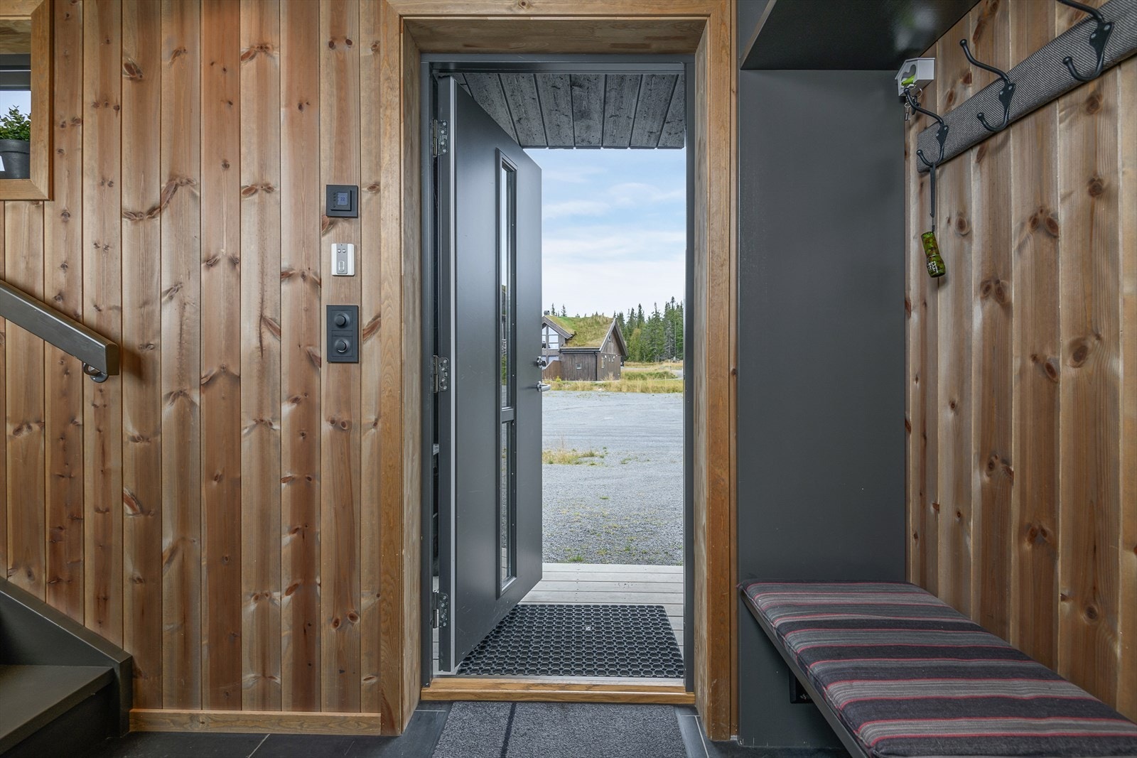 Fra gangen er det trapp opp til loftsetasjen. Galleribilde