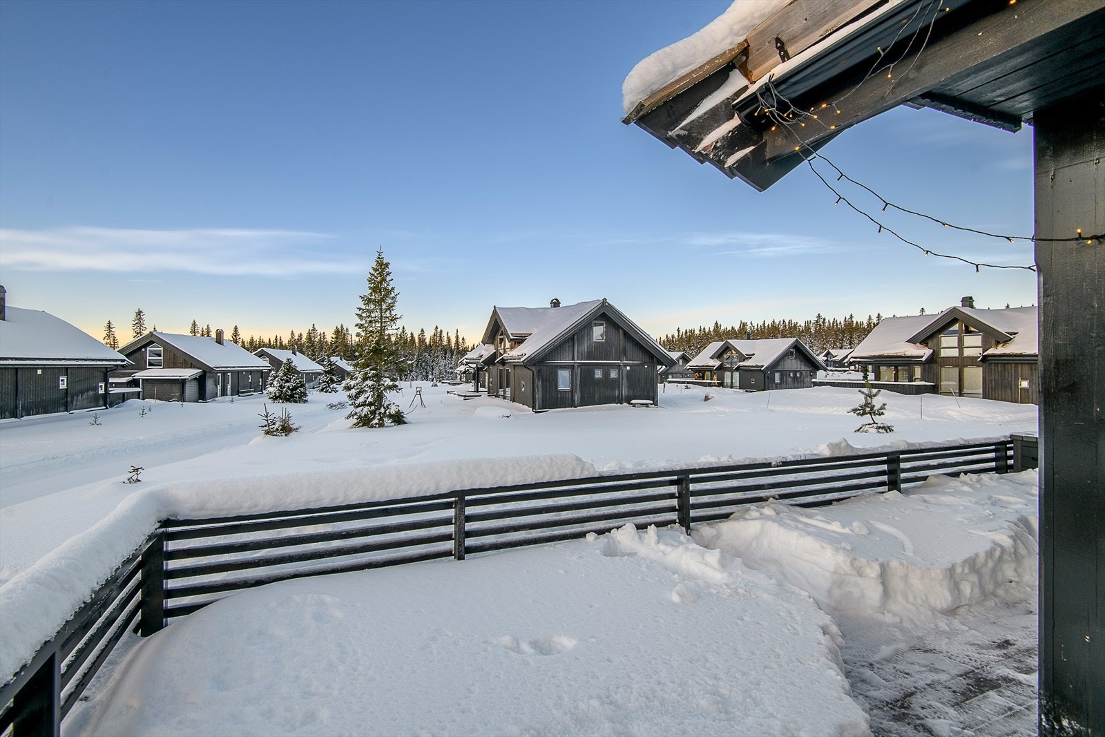 Hytta har en romslig, solrik og delvis overbygget terrasse. Galleribilde