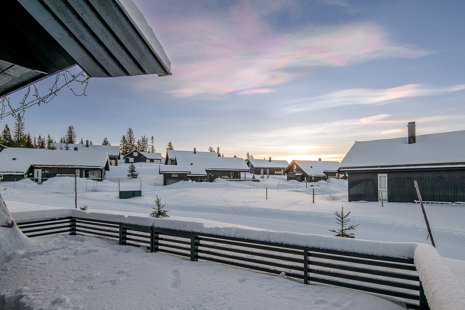 Hyggelig å slappe av på terrassen til alle årstider. I varm sommersol, eller med kakao i koppen foran bålpanna i den kaldere årstiden. Galleribilde